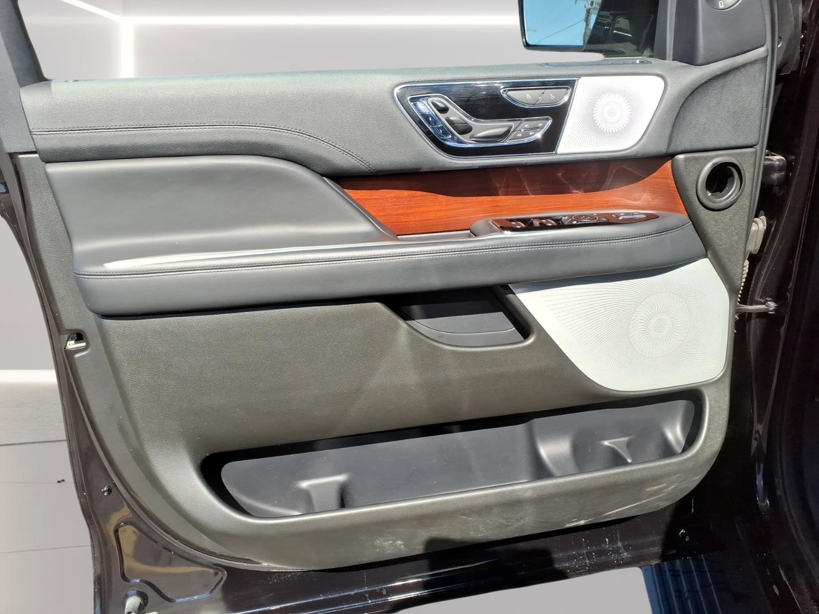 Used 2024 Lincoln Navigator L Reserve AWD/4WD image 8