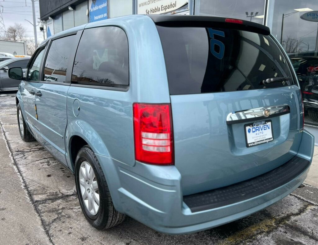 Used 2008 Chrysler Town & Country LX image 3