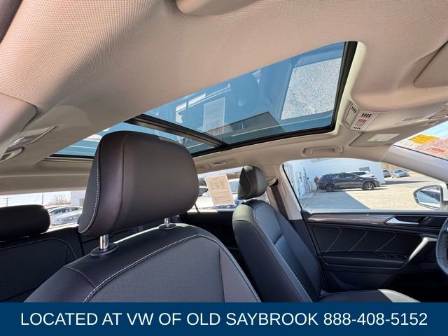 Used 2022 Volkswagen Tiguan SE w/ Panoramic Sunroof Package image 26