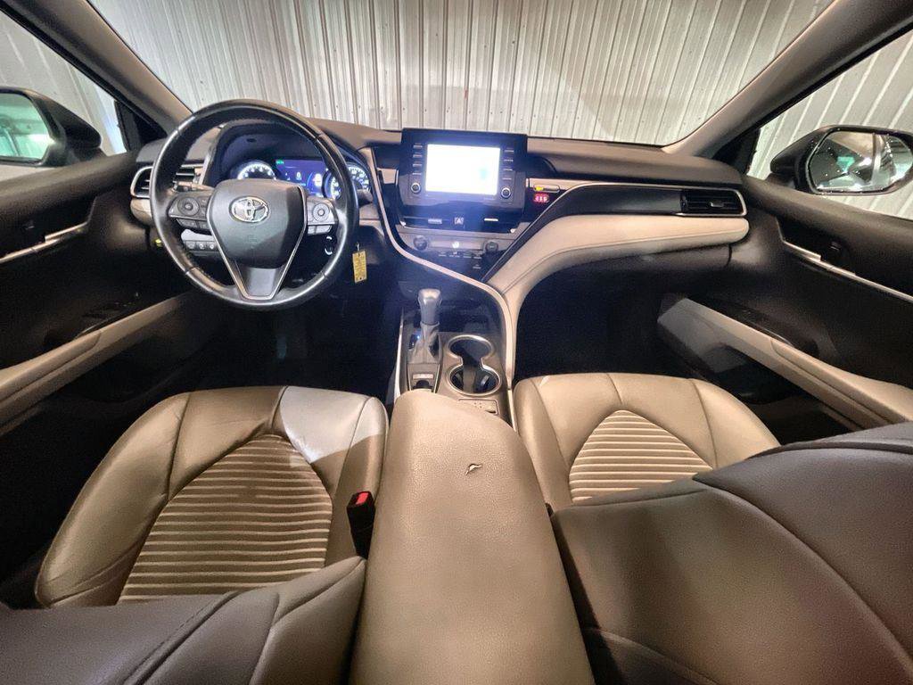 Used 2021 Toyota Camry SE w/ Cold Weather Package image 18