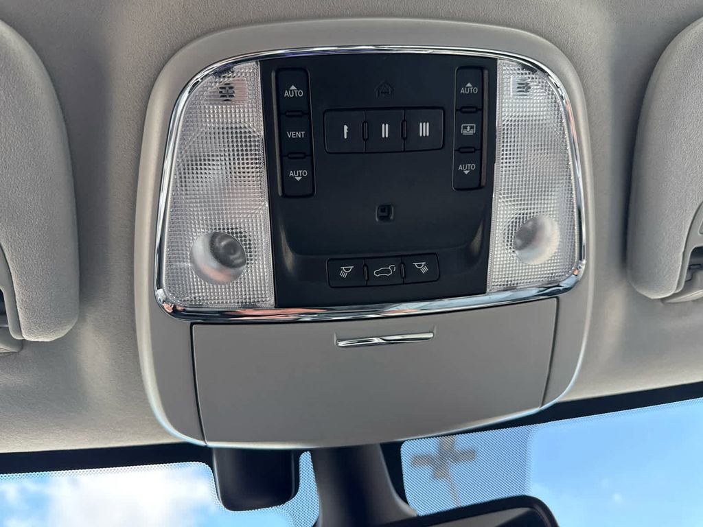 Used 2019 Jeep Grand Cherokee Summit AWD/4WD image 34