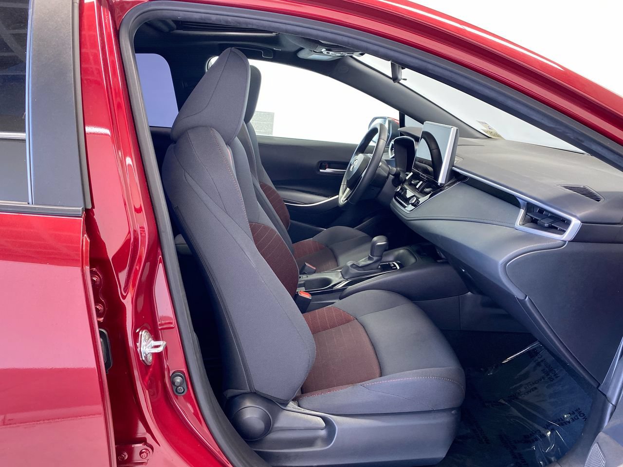 Used 2025 Toyota Corolla SE w/ SE Premium Package FWD image 28