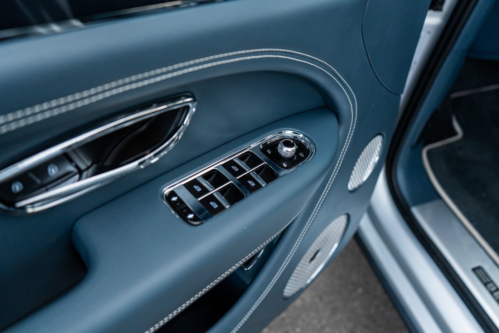Certified 2023 Bentley Bentayga Extended Wheelbase AWD/4WD image 24