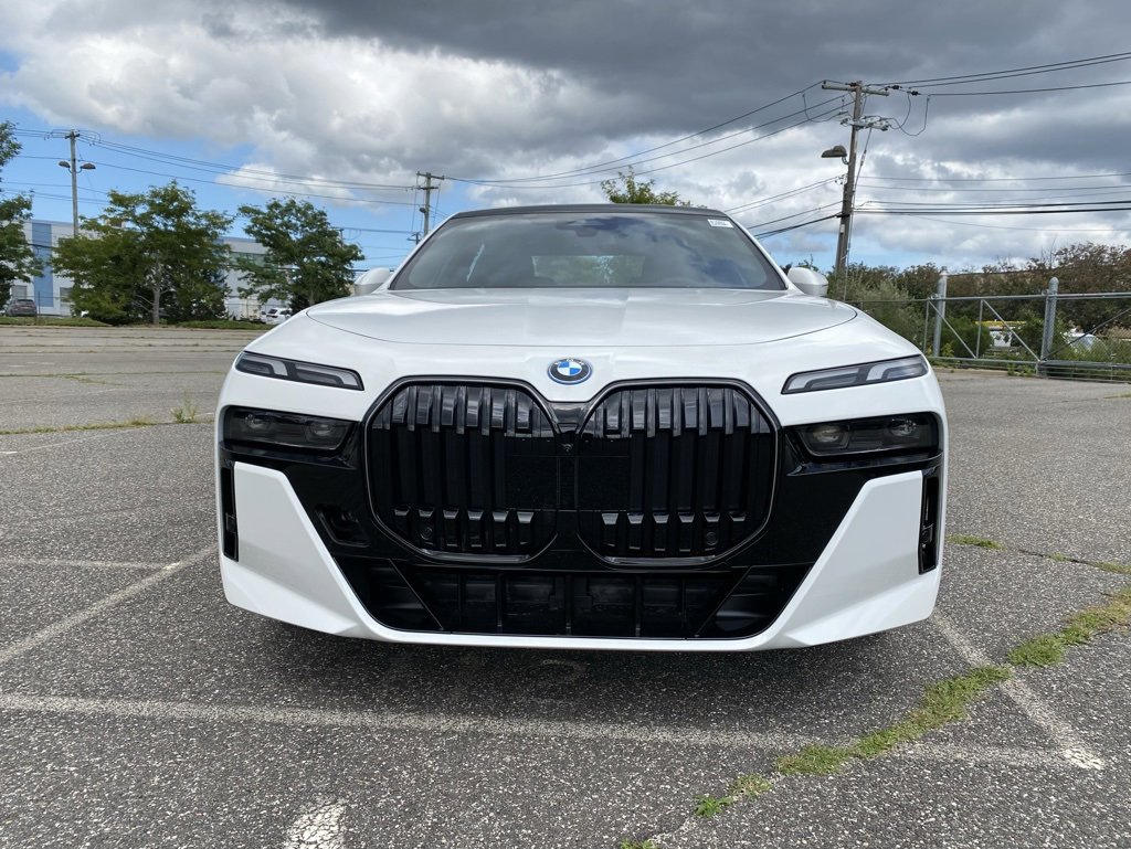 New 2026 BMW 750e xDrive w/ Premium Package image 2