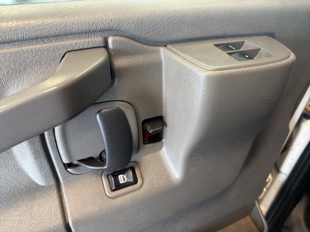 Used 2018 Chevrolet Express 2500 w/ Driver Convenience Package RWD image 9