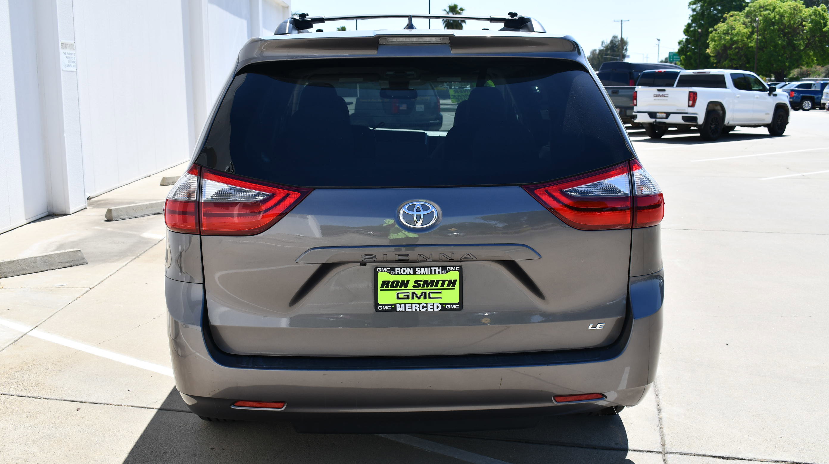 Used 2020 Toyota Sienna LE w/ Carpet Mat Package image 7