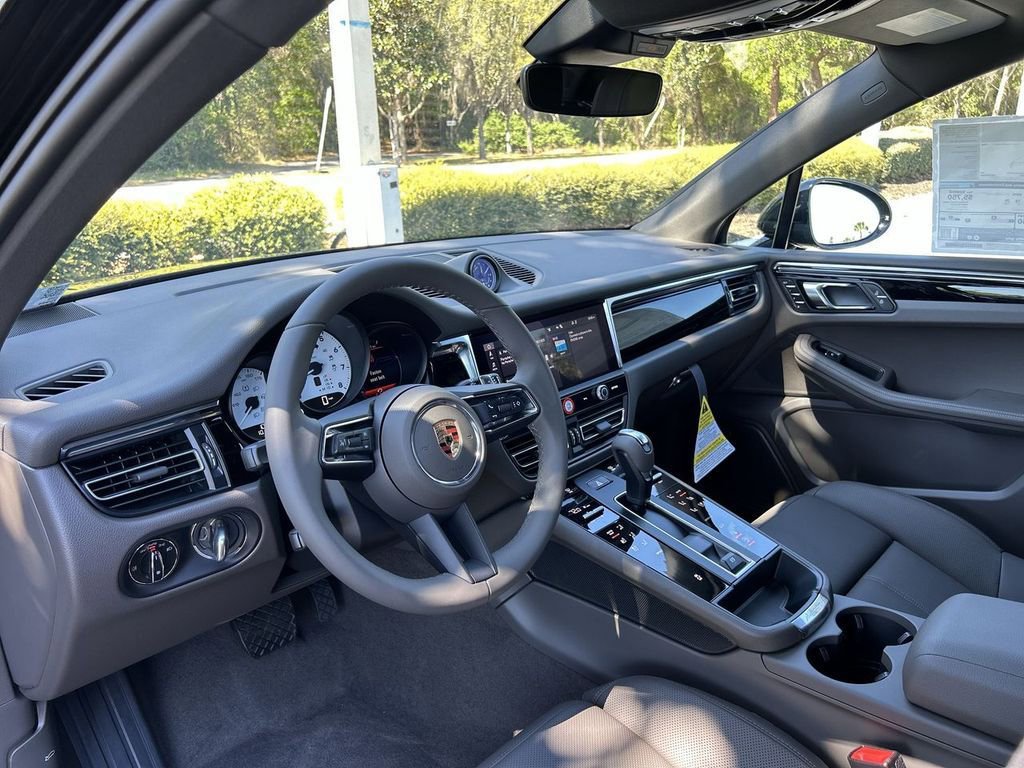 Certified 2025 Porsche Macan image 4