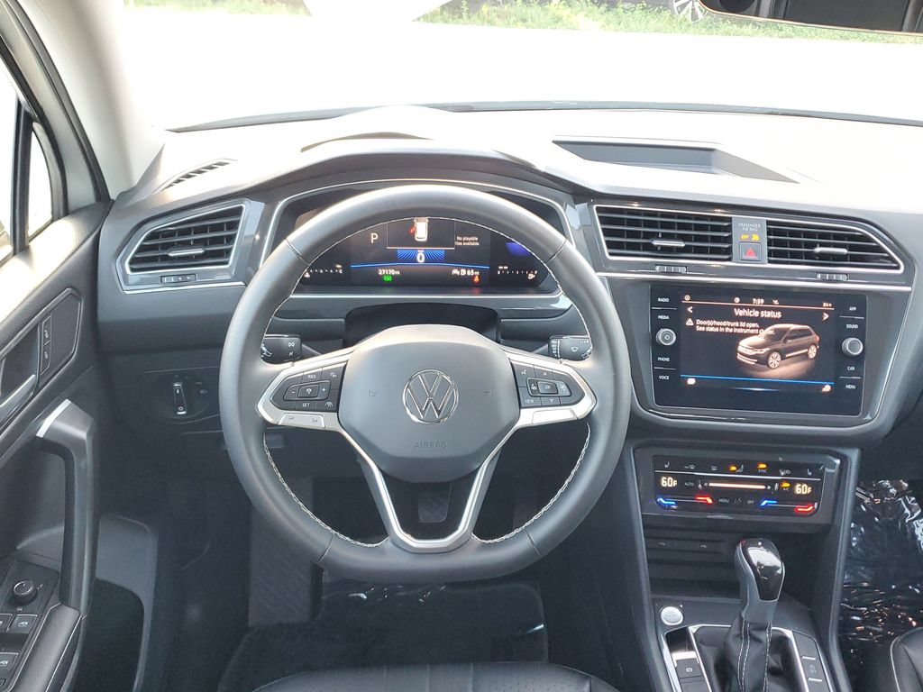 Certified 2023 Volkswagen Tiguan SE w/ Panoramic Sunroof Package FWD image 19