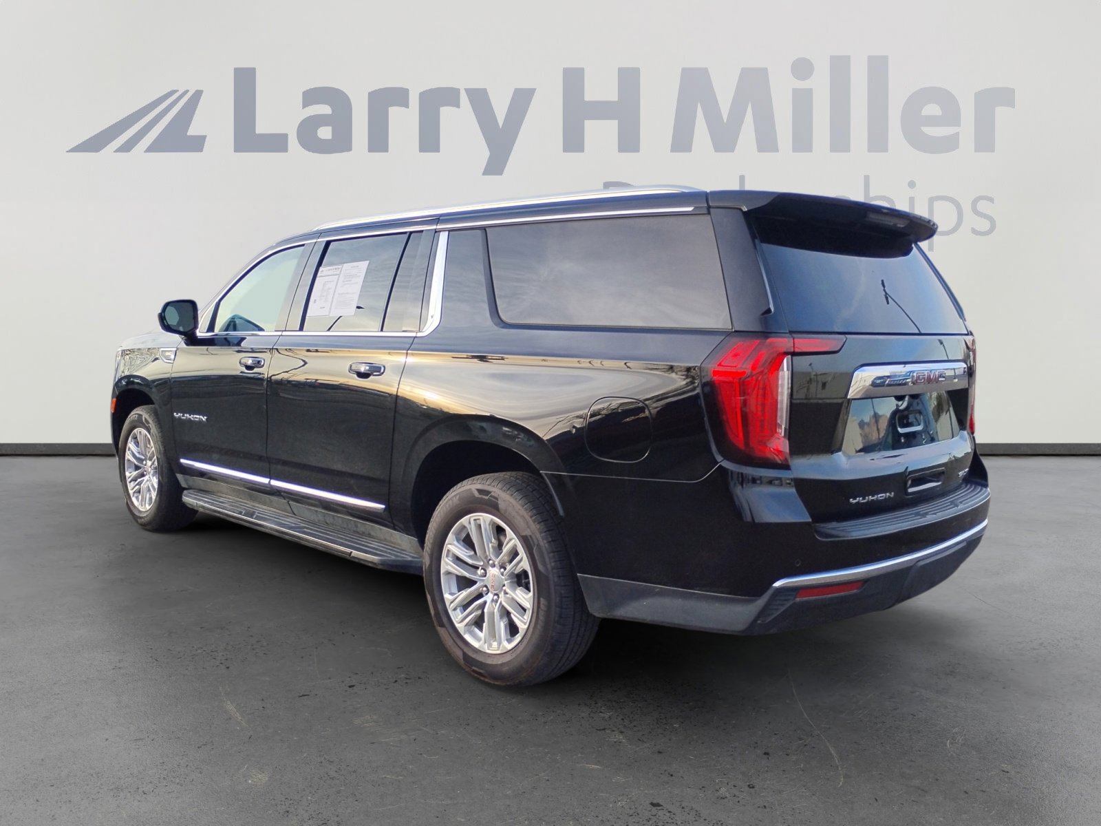 Used 2023 GMC Yukon XL SLT image 3