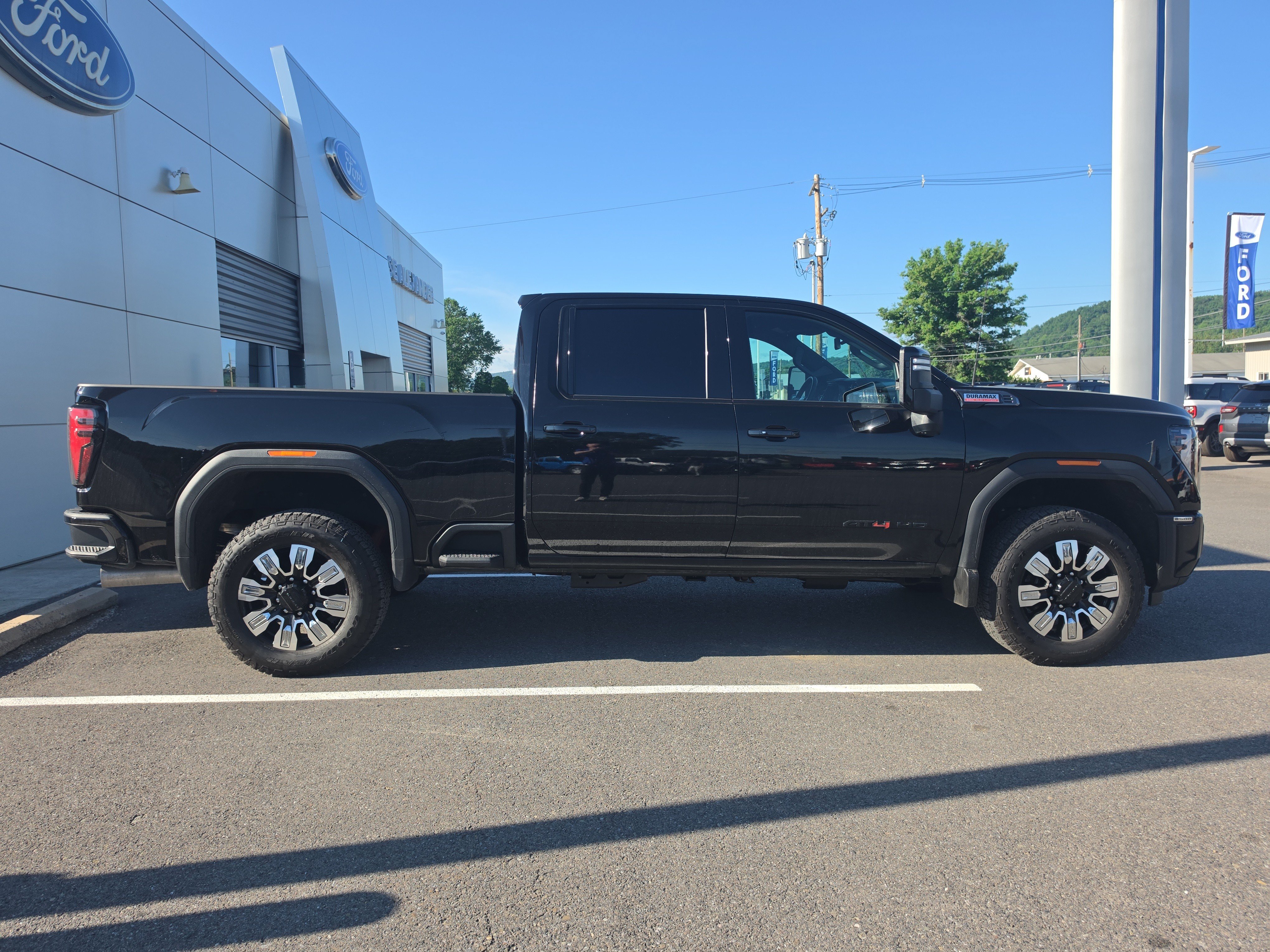 Used 2025 GMC Sierra 2500 AT4 AWD/4WD image 2