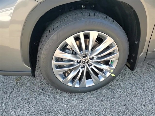 Used 2025 Toyota Highlander Platinum image 7