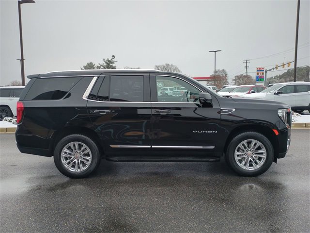 Used 2024 GMC Yukon SLT w/ SLT Luxury Package image 3
