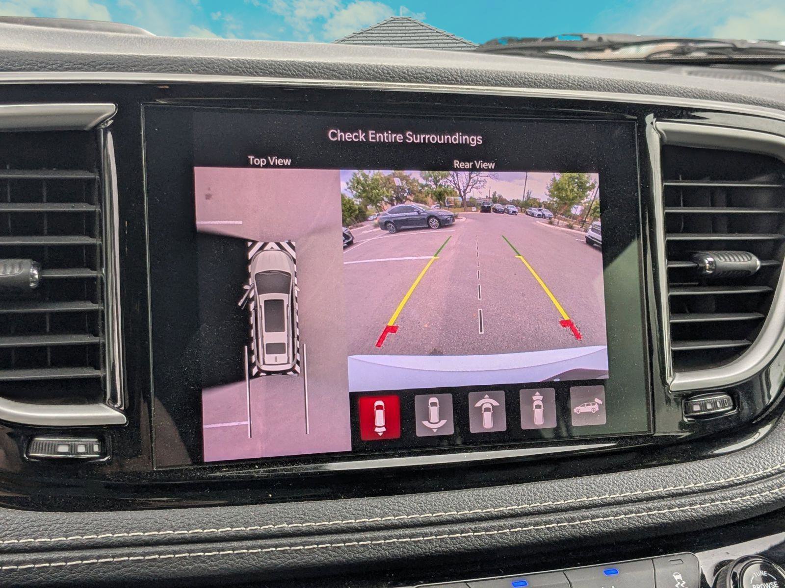 Used 2024 Chrysler Pacifica Limited FWD image 11
