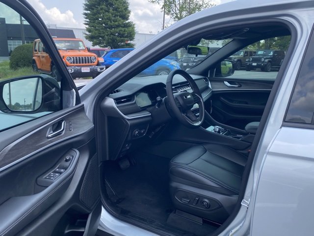 New 2025 Jeep Grand Cherokee L Limited image 15