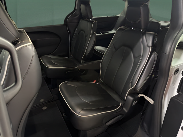 Used 2025 Chrysler Pacifica Limited FWD image 13