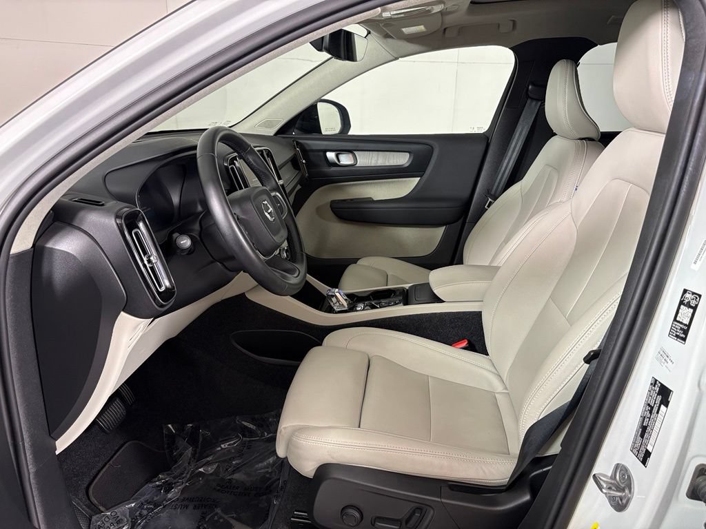 Used 2026 Volvo XC40 B5 Plus AWD/4WD image 14