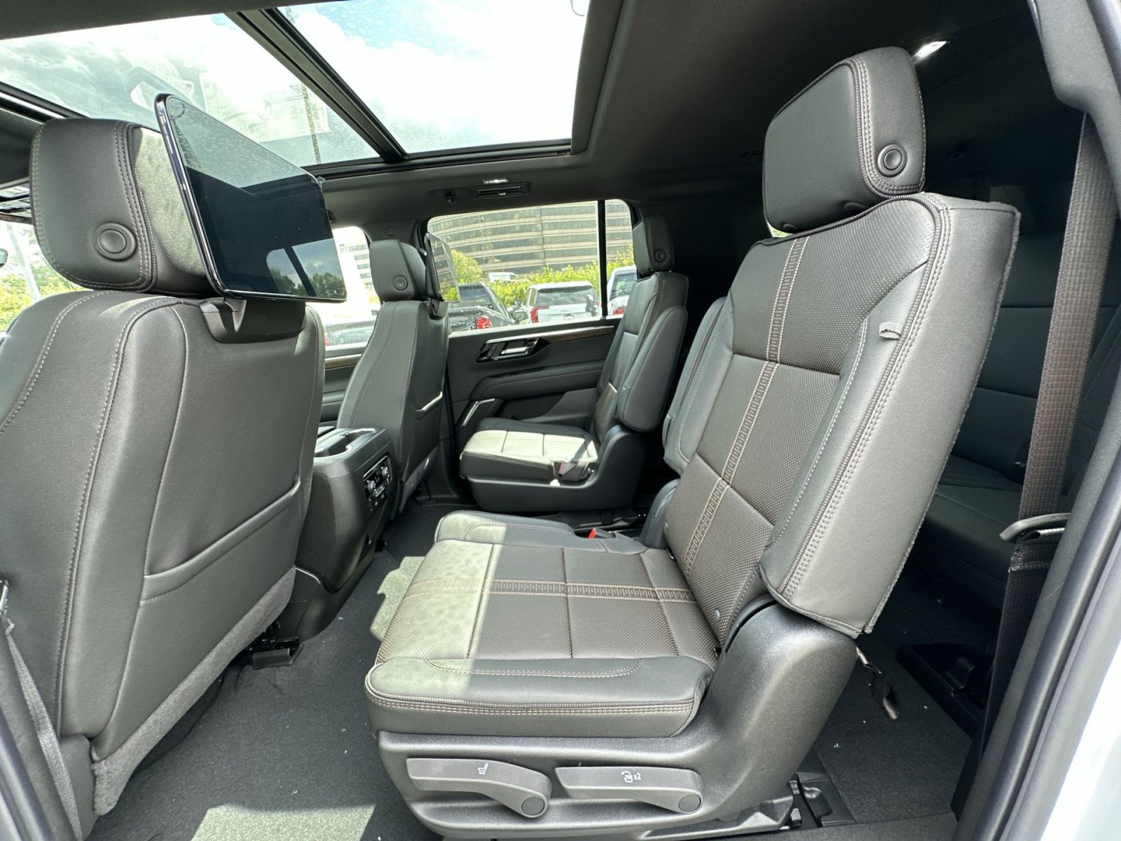 New 2026 Chevrolet Suburban High Country AWD/4WD image 25