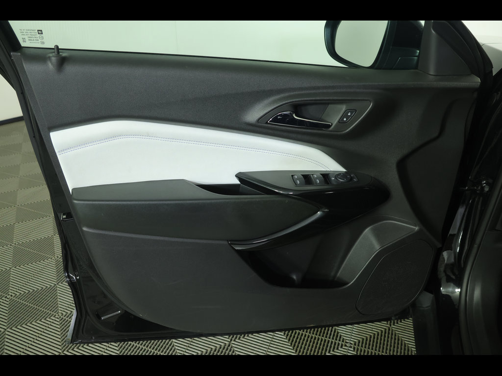 Used 2025 Chevrolet Trax LT FWD image 21
