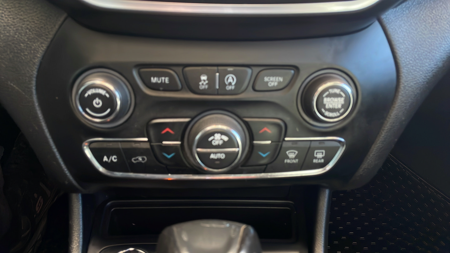 Used 2019 Jeep Cherokee Trailhawk w/ Comfort/Convenience Group AWD/4WD image 17