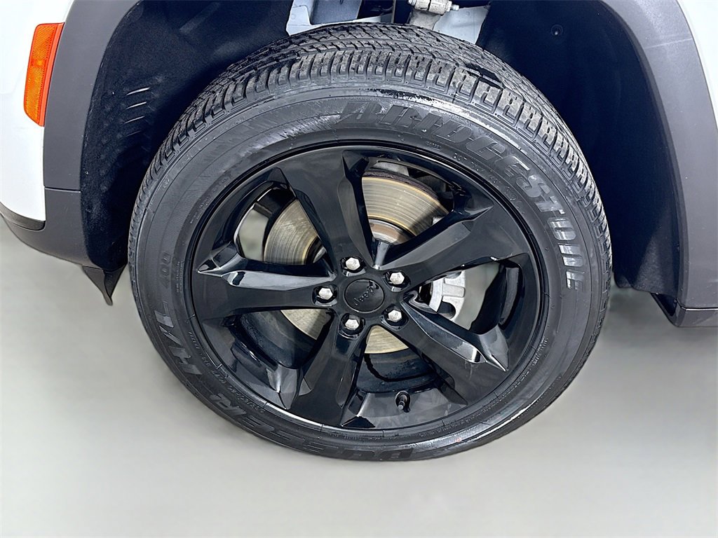 Used 2023 Jeep Grand Cherokee L Laredo image 32