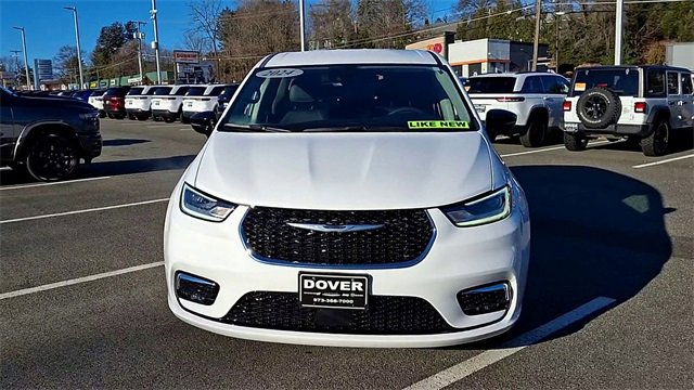 Used 2024 Chrysler Pacifica Select image 3