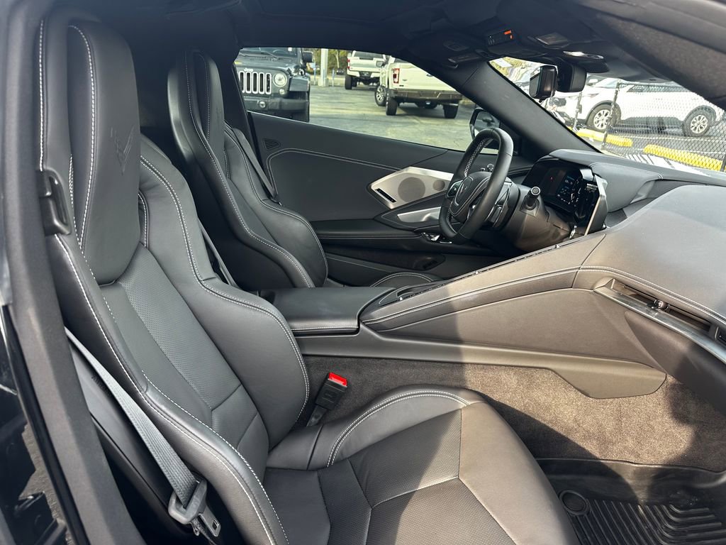 Used 2025 Chevrolet Corvette Stingray Preferred Cpe w/ 2LT image 29