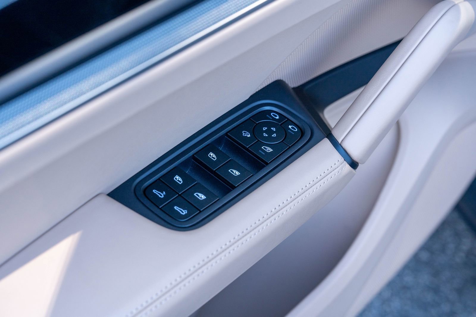 Used 2025 Porsche Cayenne image 21