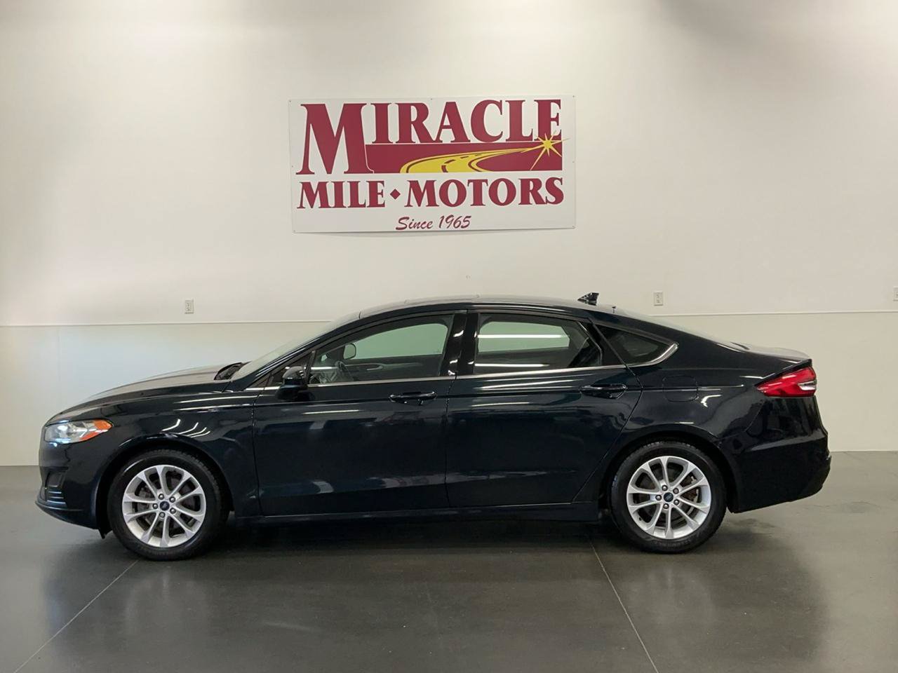 Used 2020 Ford Fusion SE FWD image 2