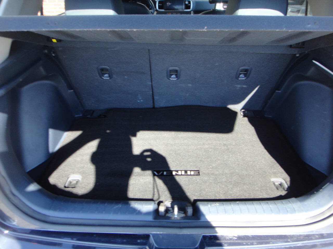 Used 2023 Hyundai Venue Limited FWD image 12