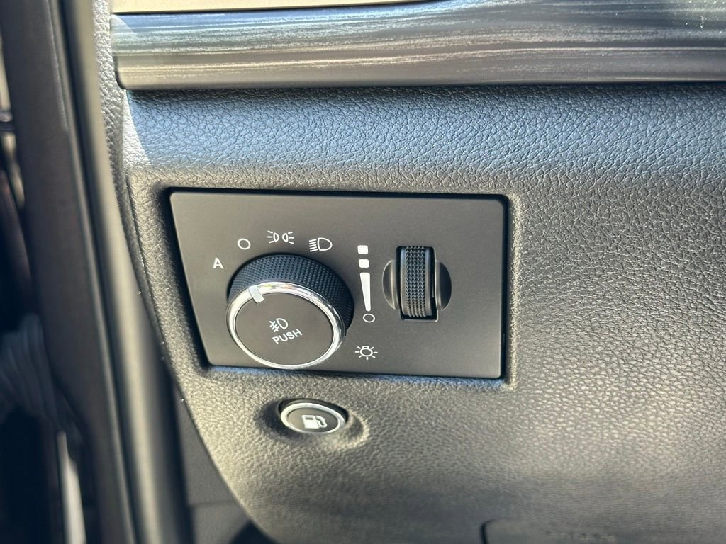 Used 2020 Jeep Grand Cherokee Altitude AWD/4WD image 36