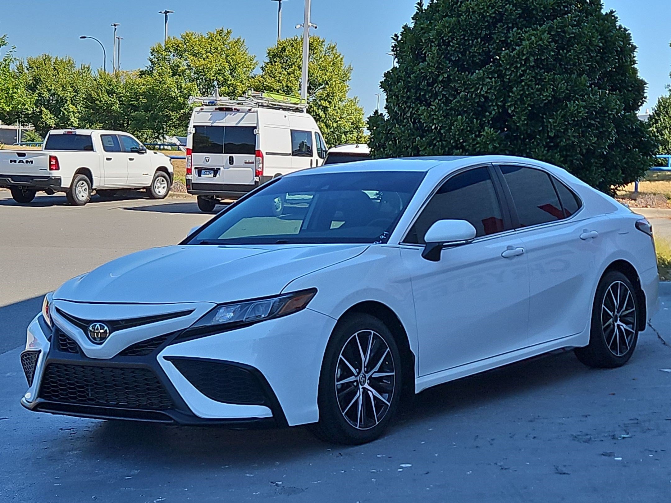 Used 2023 Toyota Camry SE w/ Convenience Package FWD image 3