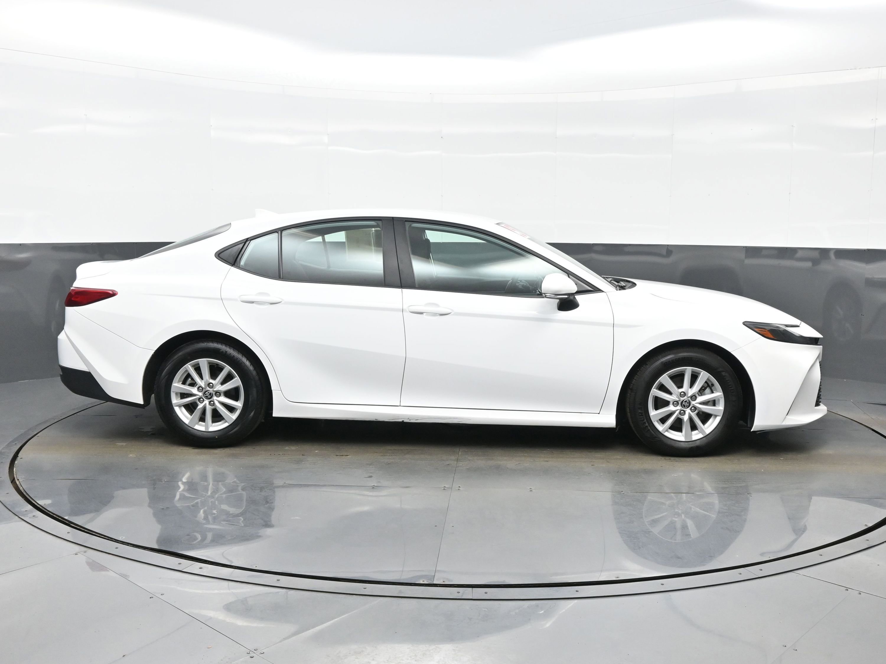 Used 2025 Toyota Camry LE image 7