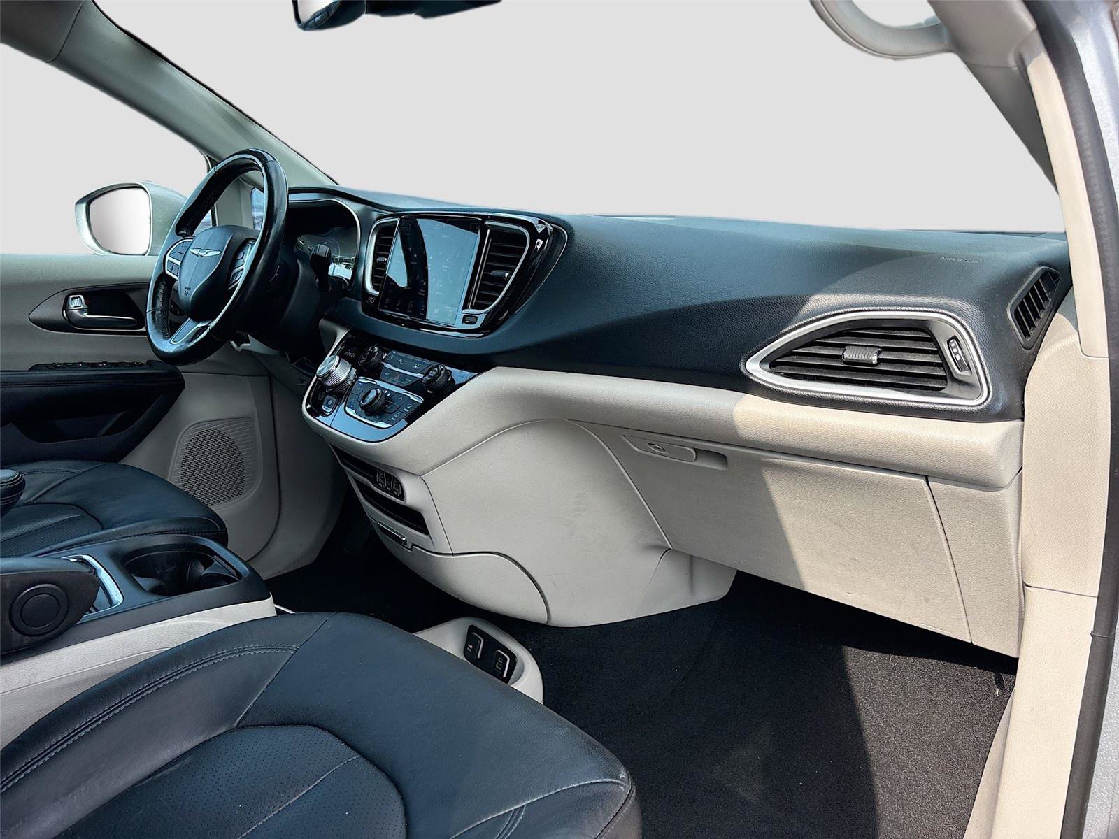 Used 2021 Chrysler Pacifica Touring-L FWD image 33