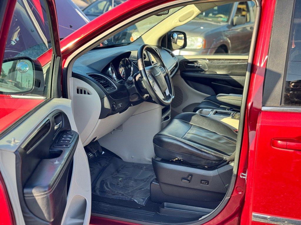 Used 2013 Chrysler Town & Country Touring FWD image 9