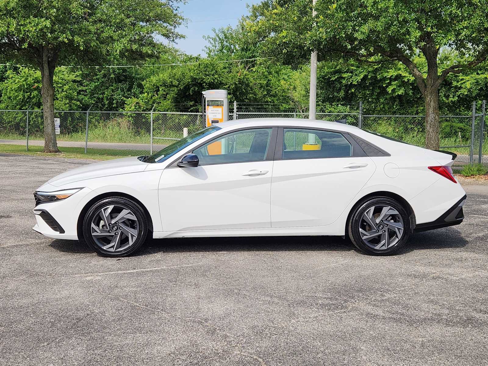 Used 2025 Hyundai Elantra SEL FWD image 4