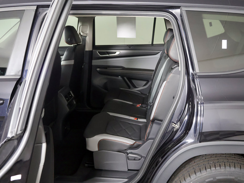 Used 2024 Volkswagen Atlas Peak Edition SEL AWD/4WD image 35