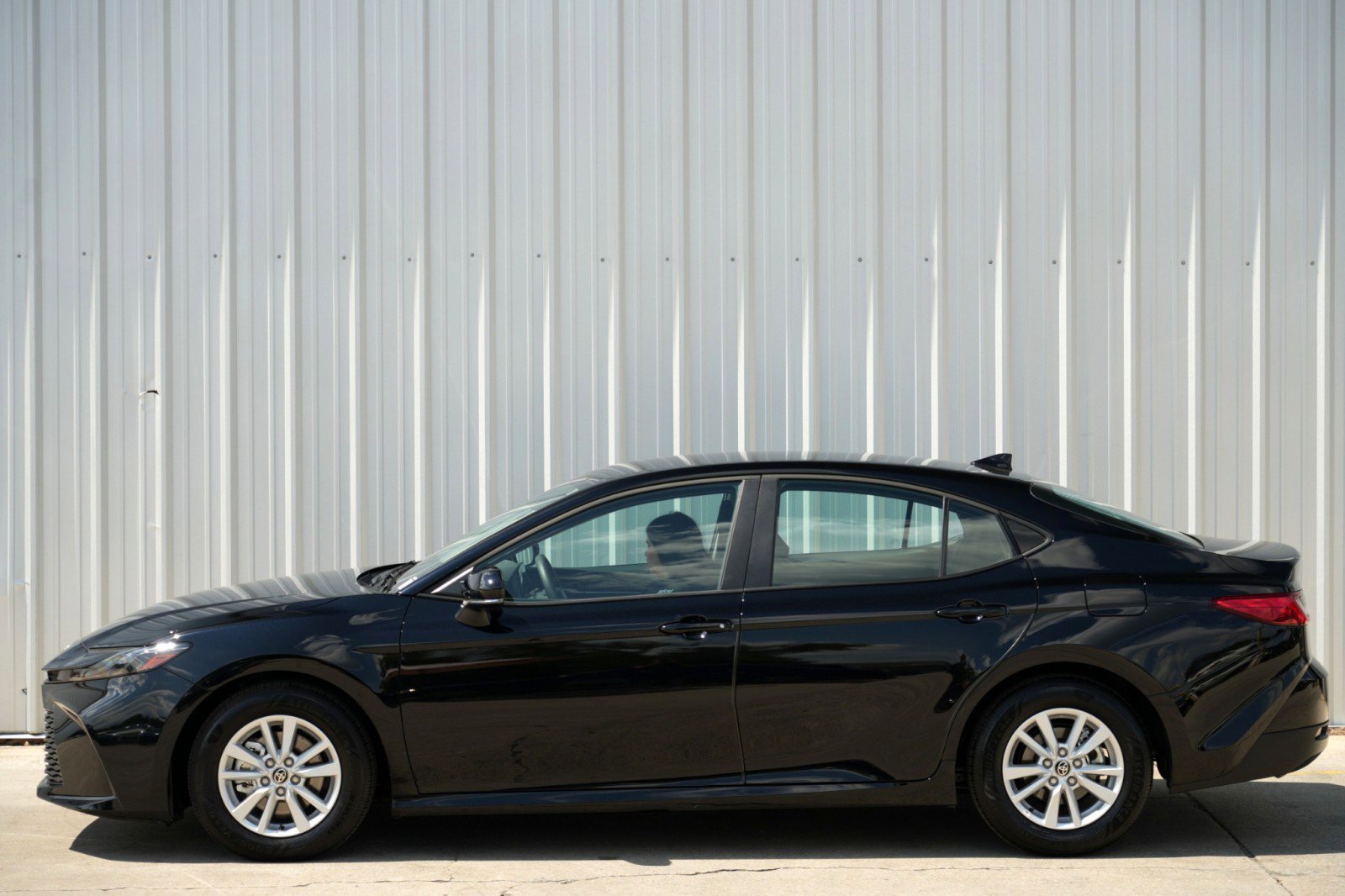 Used 2025 Toyota Camry LE w/ Convenience Package image 46