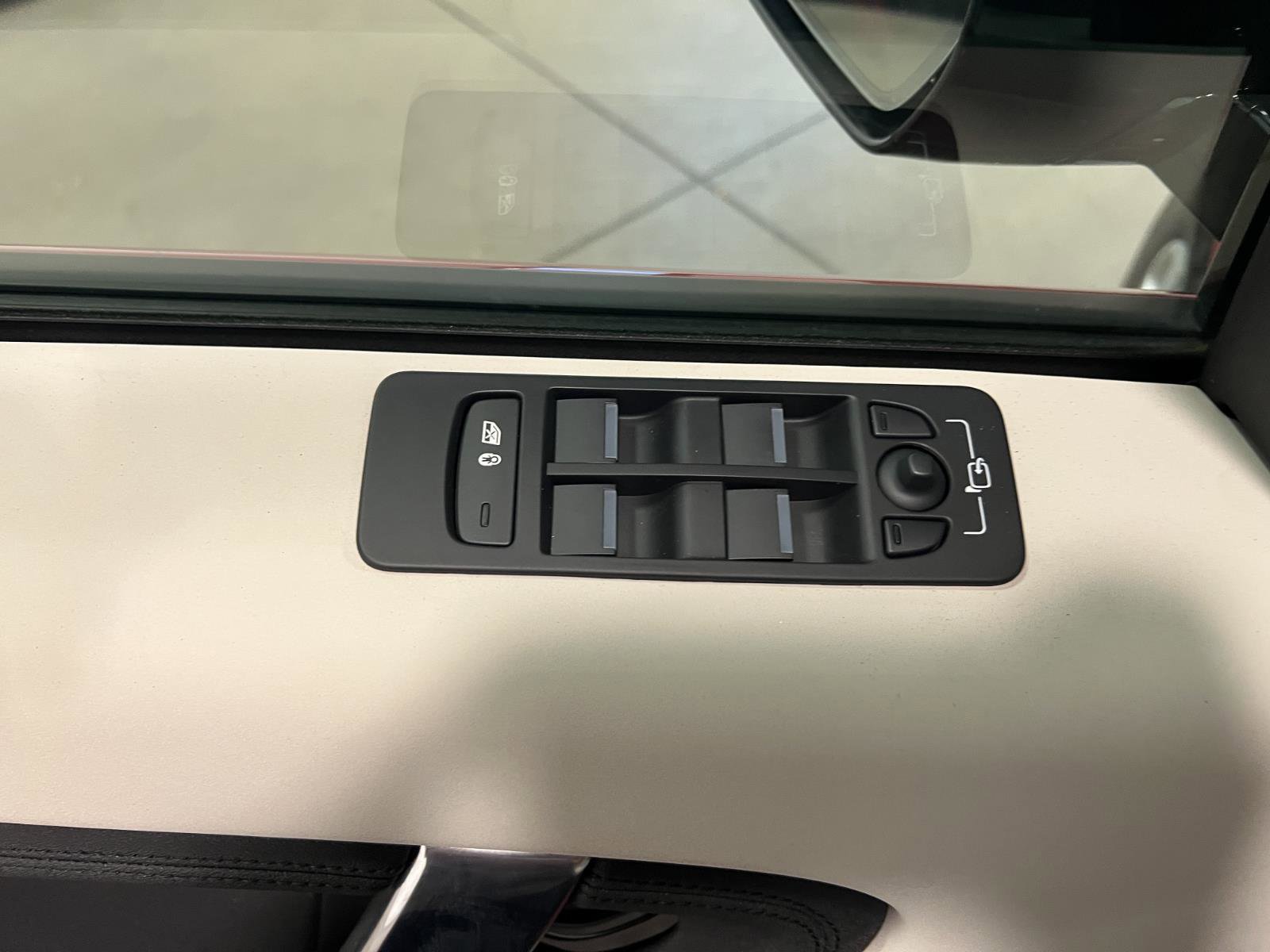 Used 2025 Land Rover Discovery Sport S image 23