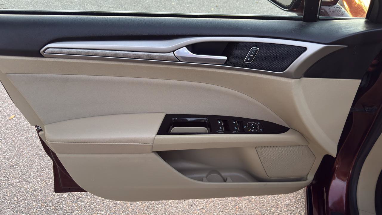 Used 2016 Ford Fusion SE FWD image 31