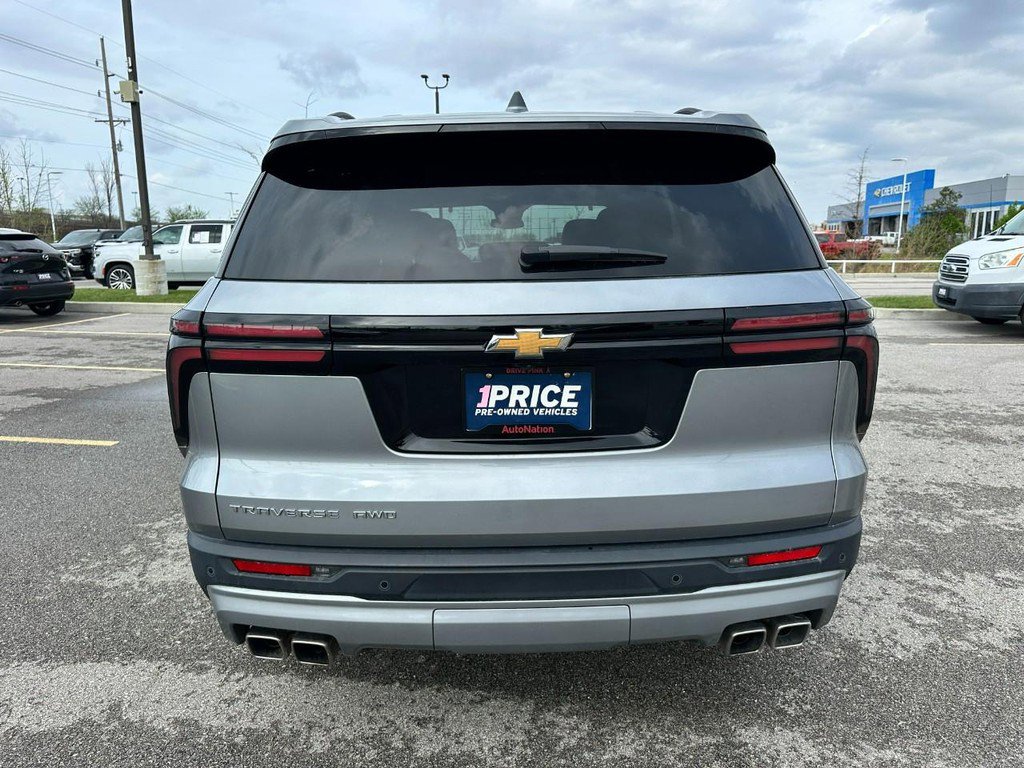 Used 2025 Chevrolet Traverse LT image 4