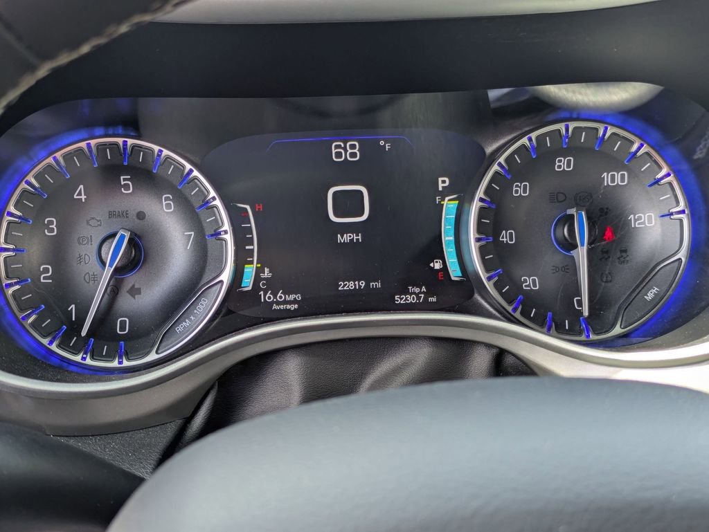 Used 2025 Chrysler Pacifica Select image 19