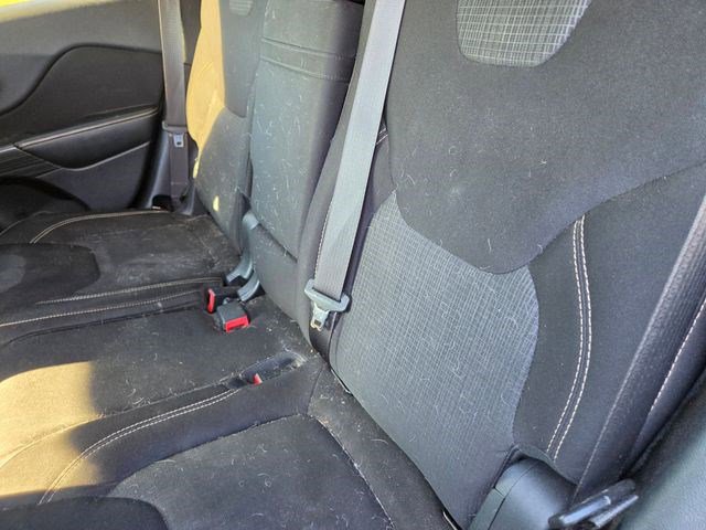 Used 2015 Jeep Cherokee Latitude w/ Cold Weather Group AWD/4WD image 9