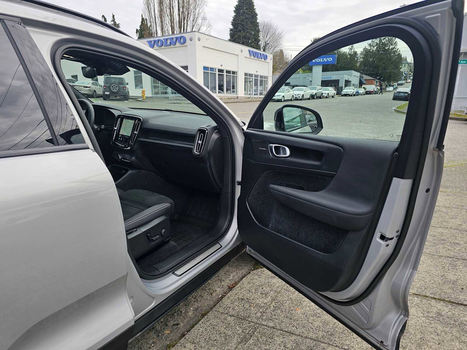 Certified 2023 Volvo XC40 Recharge Ultimate w/ Protection Package Premier image 10