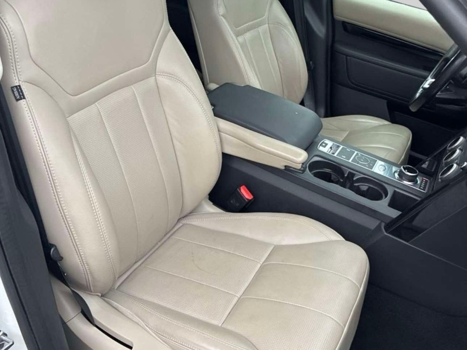 Used 2020 Land Rover Discovery SE AWD/4WD image 2