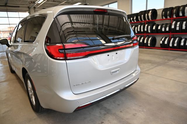 Used 2024 Chrysler Pacifica Touring-L FWD image 7