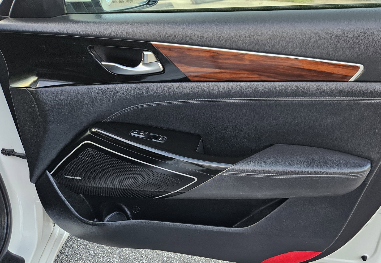 Used 2017 Kia Cadenza Premium w/ Luxury Package image 12