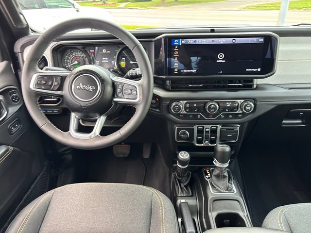 Used 2025 Jeep Wrangler Unlimited Sahara w/ Safety Group AWD/4WD image 10