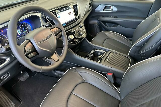 New 2025 Chrysler Pacifica Limited AWD/4WD image 7