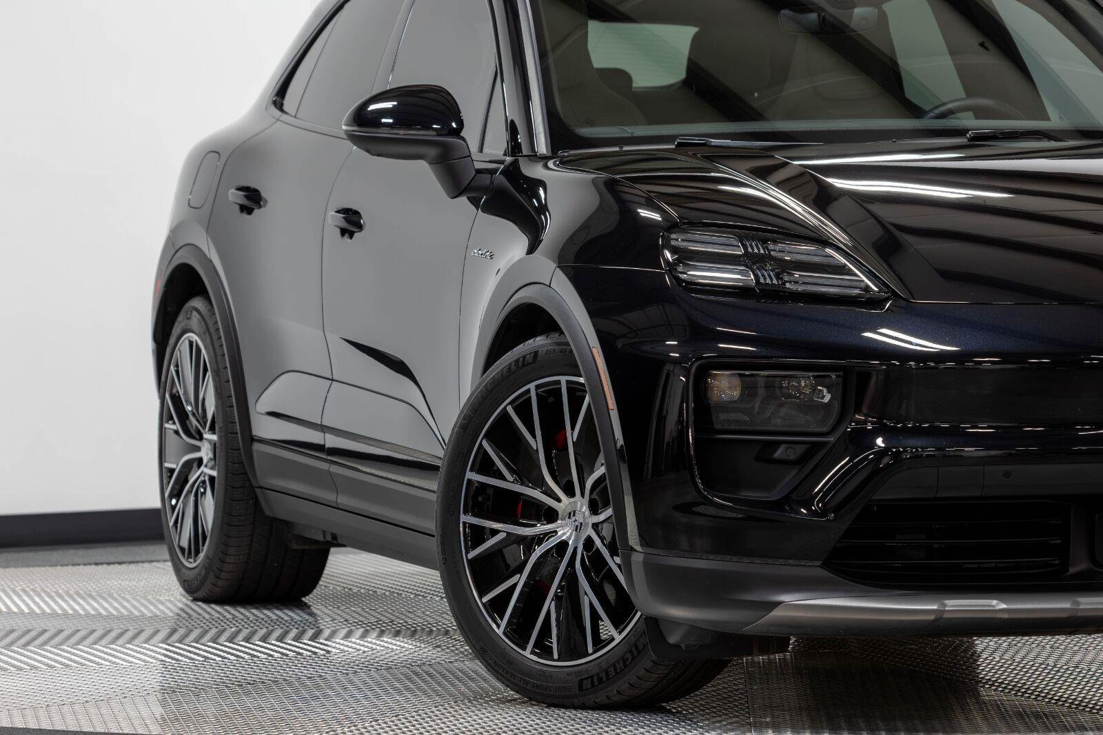 Used 2025 Porsche Macan 4S Electric AWD/4WD image 2