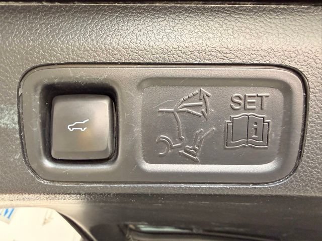 Used 2020 Ford Expedition XLT w/ Equipment Group 202A AWD/4WD image 11